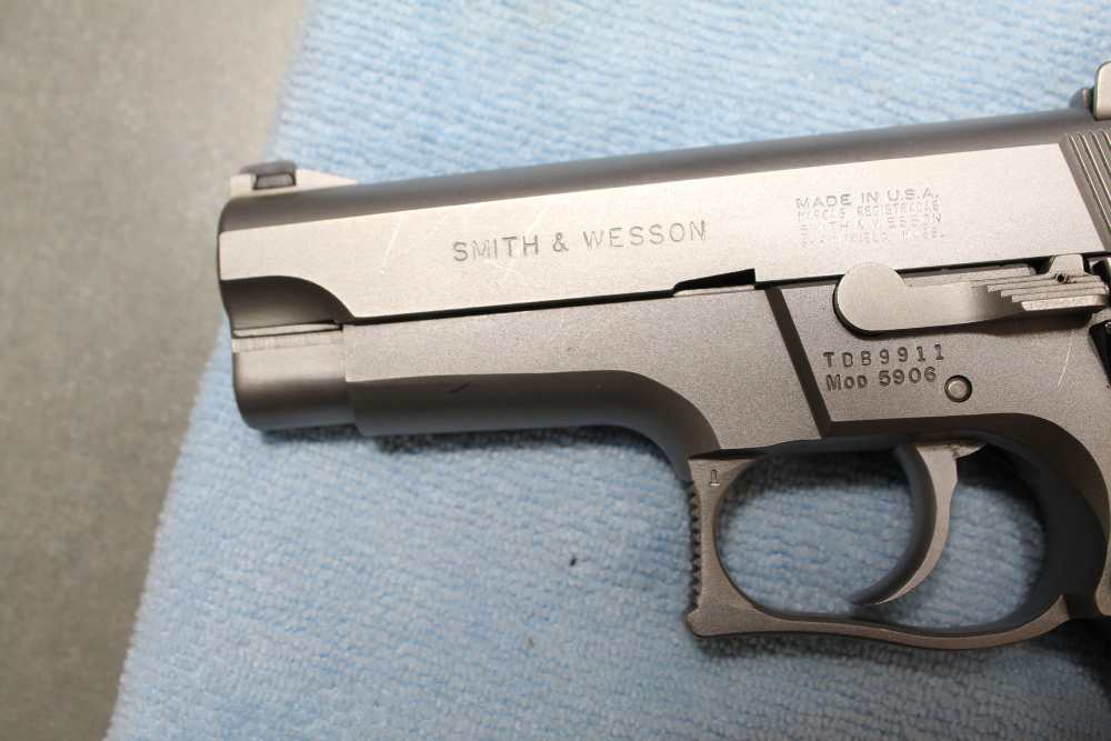 Smith & Wesson 5906 semi-auto pistol, 2X17 mags and Desantis holster-img-6