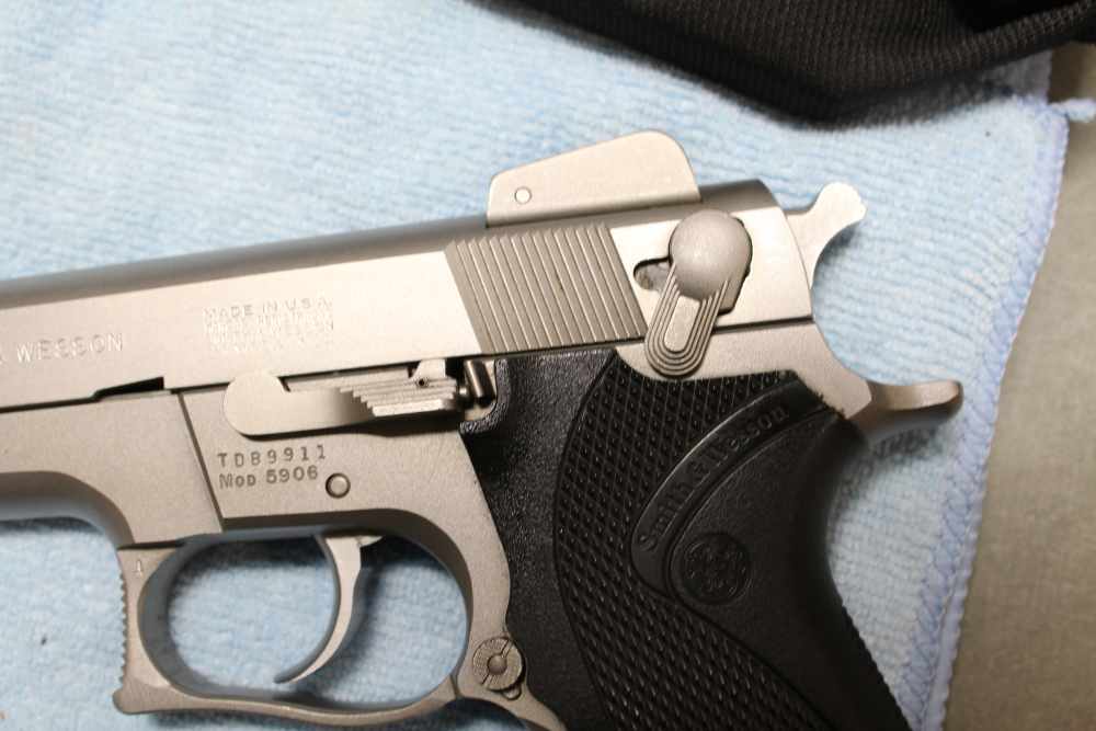 Smith & Wesson 5906 semi-auto pistol, 2X17 mags and Desantis holster-img-7