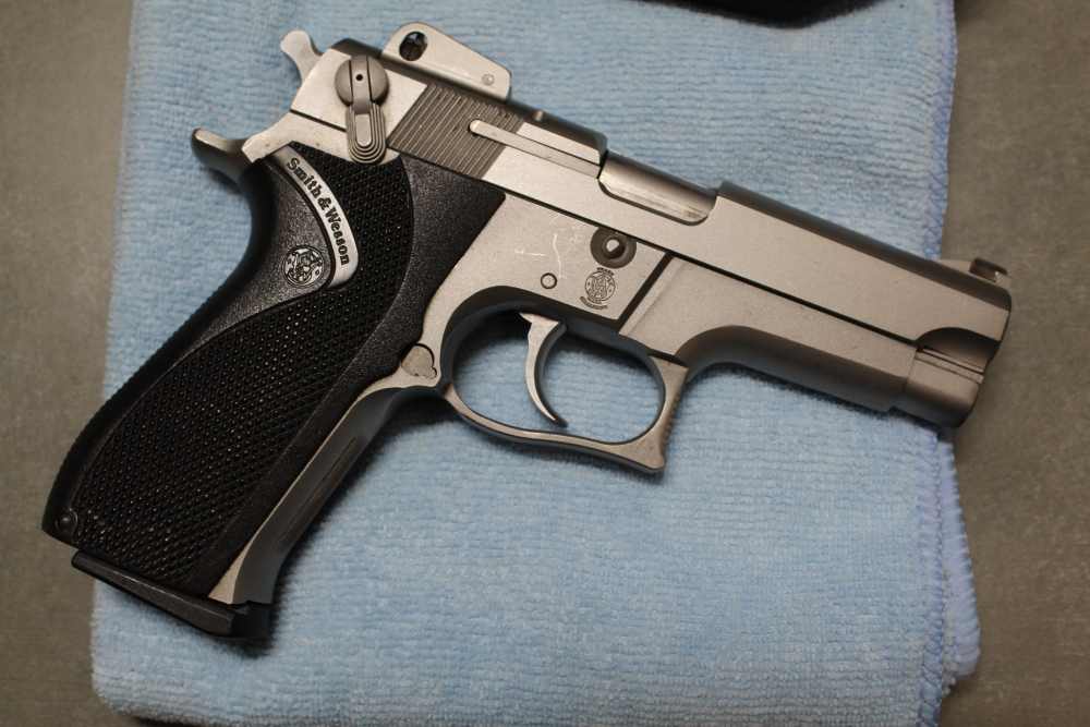 Smith & Wesson 5906 semi-auto pistol, 2X17 mags and Desantis holster-img-1