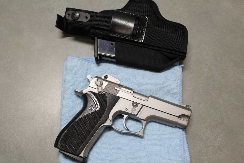Smith & Wesson 5906 semi-auto pistol, 2X17 mags and Desantis holster-img-0