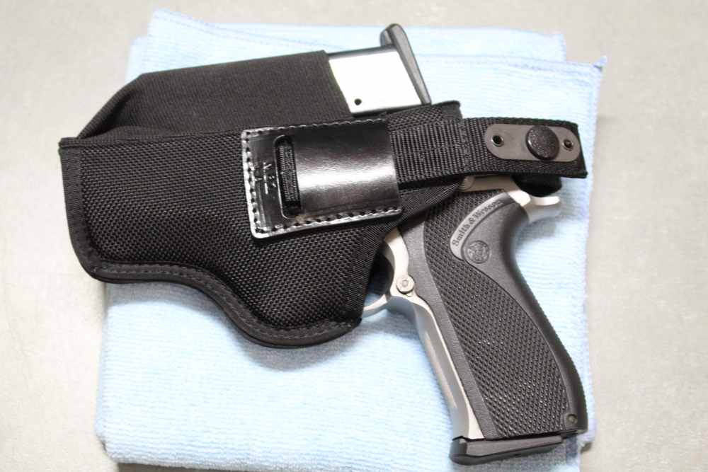 Smith & Wesson 5906 semi-auto pistol, 2X17 mags and Desantis holster-img-25