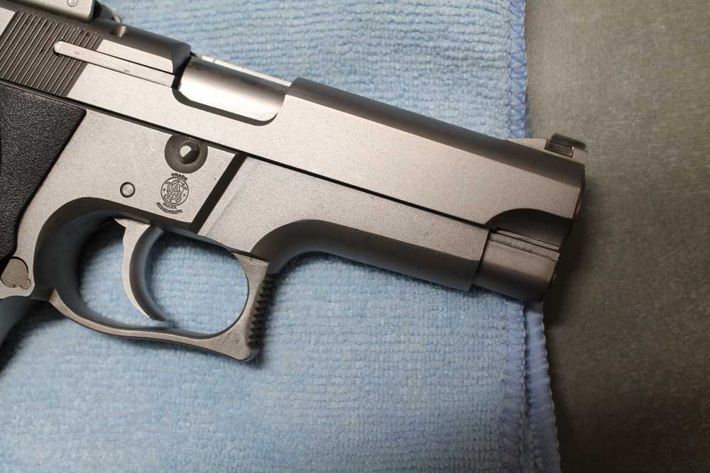 Smith & Wesson 5906 semi-auto pistol, 2X17 mags and Desantis holster-img-4