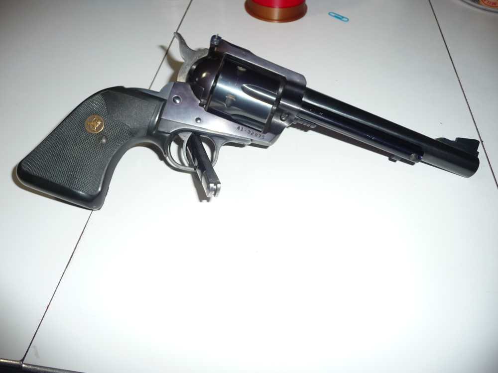 NEW MODEL RUGER BLACK HAWK IN A 6-1/2 " 41 REMINGTON MAGNUM-img-4