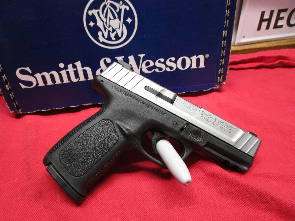 S&W SD9 VE with 4 mags used -img-0