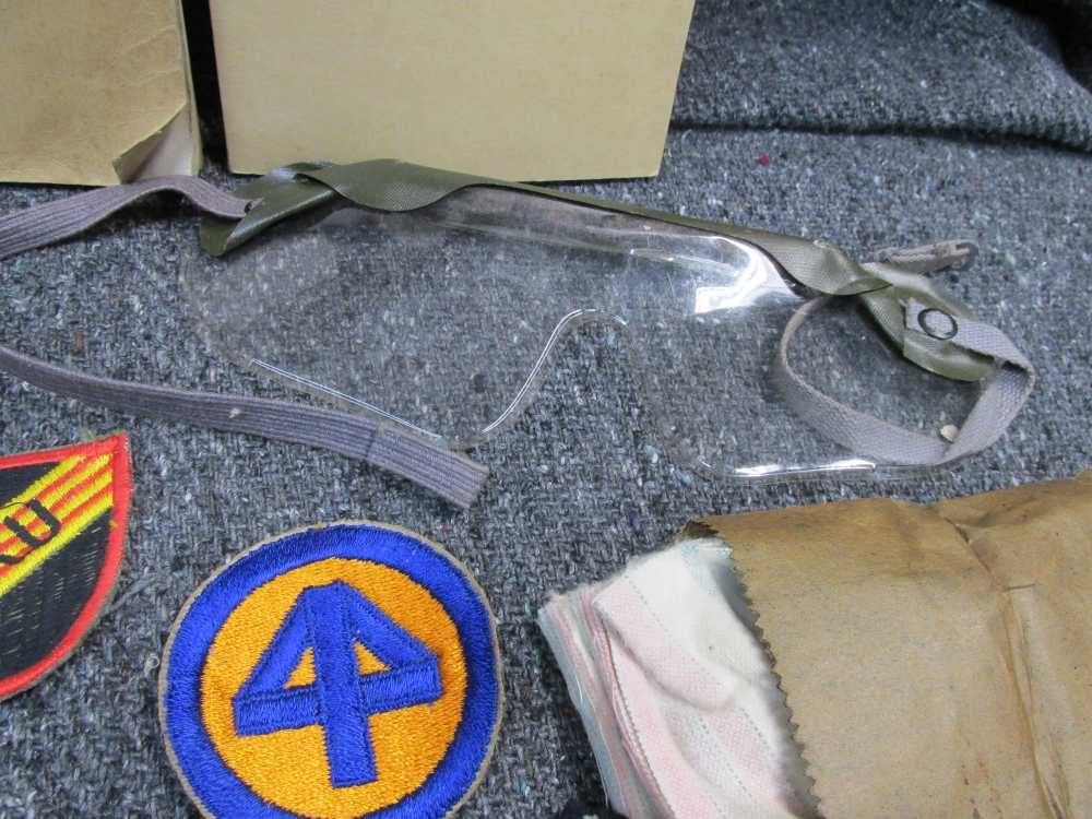 NEAT LOT OF WWII-VIETNAM WAR ERA MANUALS, PATCHES, CIGARETTES-PLAYING CARDS-img-4