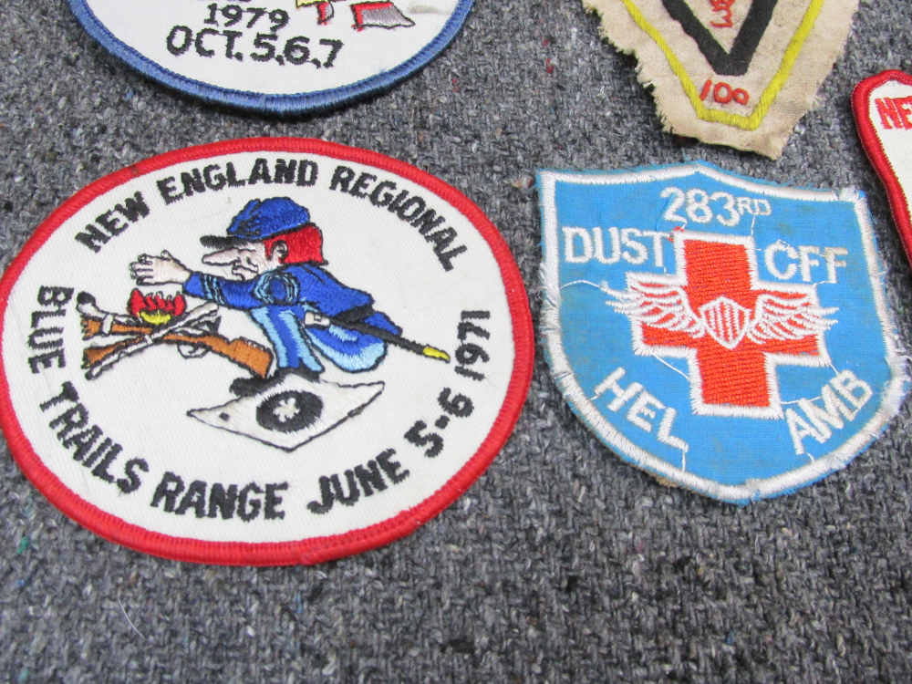NEAT LOT OF WWII-VIETNAM WAR ERA MANUALS, PATCHES, CIGARETTES-PLAYING CARDS-img-9
