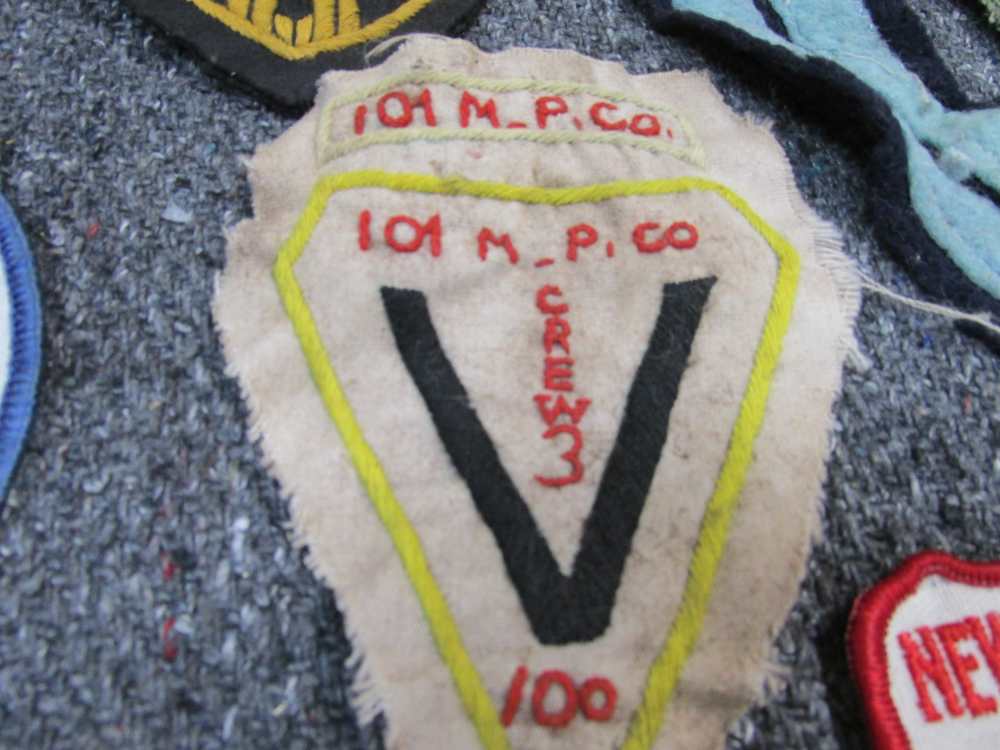 NEAT LOT OF WWII-VIETNAM WAR ERA MANUALS, PATCHES, CIGARETTES-PLAYING CARDS-img-8