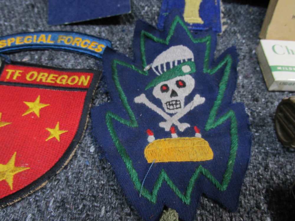 NEAT LOT OF WWII-VIETNAM WAR ERA MANUALS, PATCHES, CIGARETTES-PLAYING CARDS-img-21