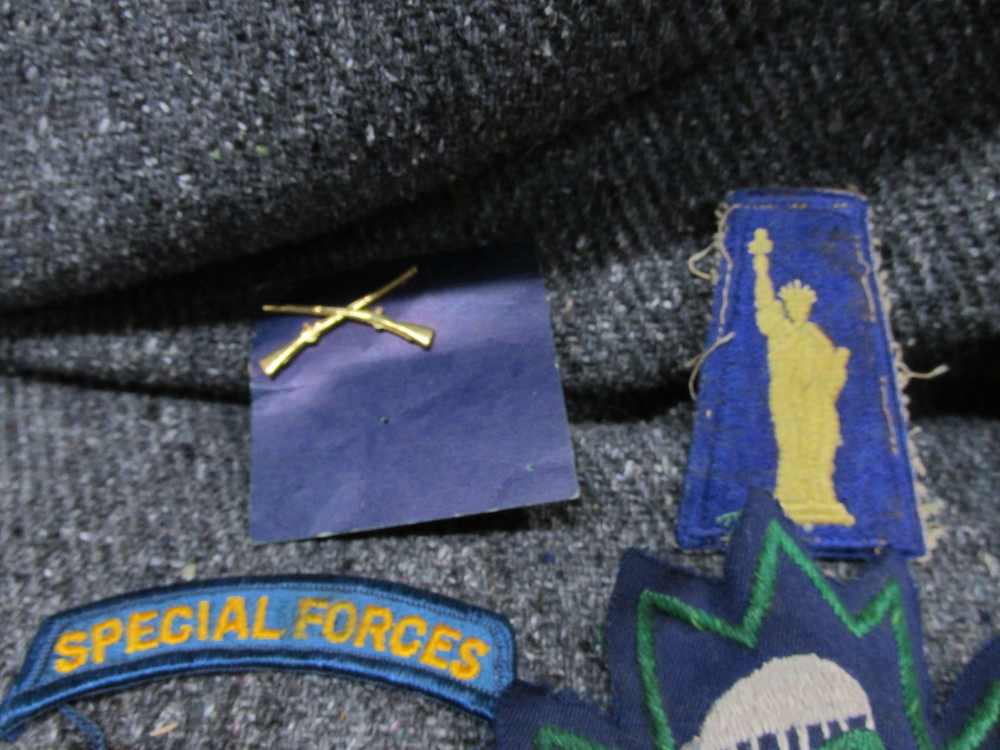 NEAT LOT OF WWII-VIETNAM WAR ERA MANUALS, PATCHES, CIGARETTES-PLAYING CARDS-img-22