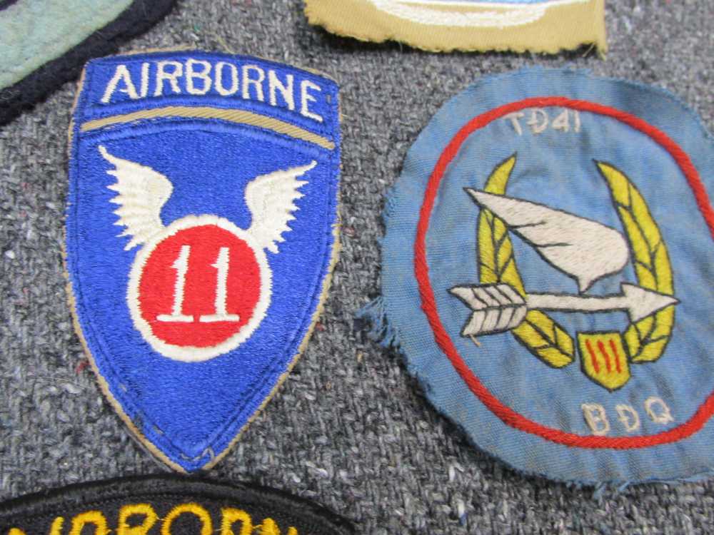 NEAT LOT OF WWII-VIETNAM WAR ERA MANUALS, PATCHES, CIGARETTES-PLAYING CARDS-img-2
