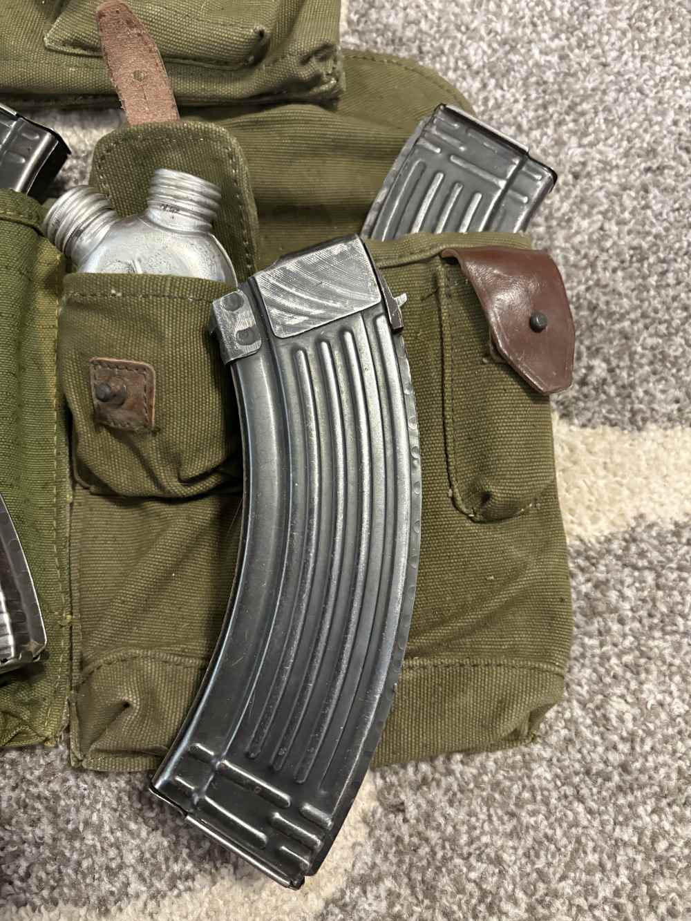 12x lot of Romanian Military Surplus Mags 7.62x39 30 rd w/ pouch & Oilers-img-1