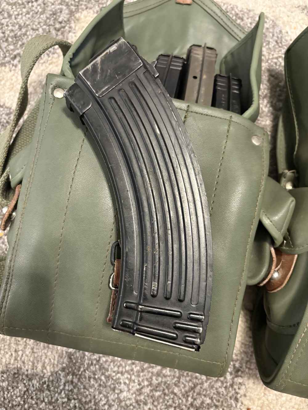 10x lot of Ak-47 30rd surplus mags w/ Hungarian pouches random countries-img-1