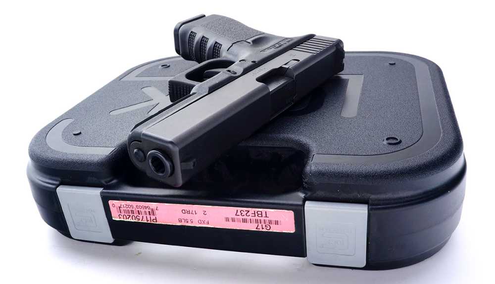 GLOCK 17 GEN 3 SEMIAUTO 9MM PISTOL LIKE NEW CONDITION IN BOX SN# TBF237-img-4