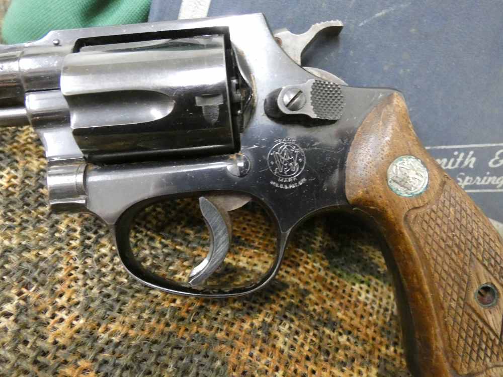 Smith & Wesson Model 36 38 spcl w/orignal box and cleaning kit-img-2