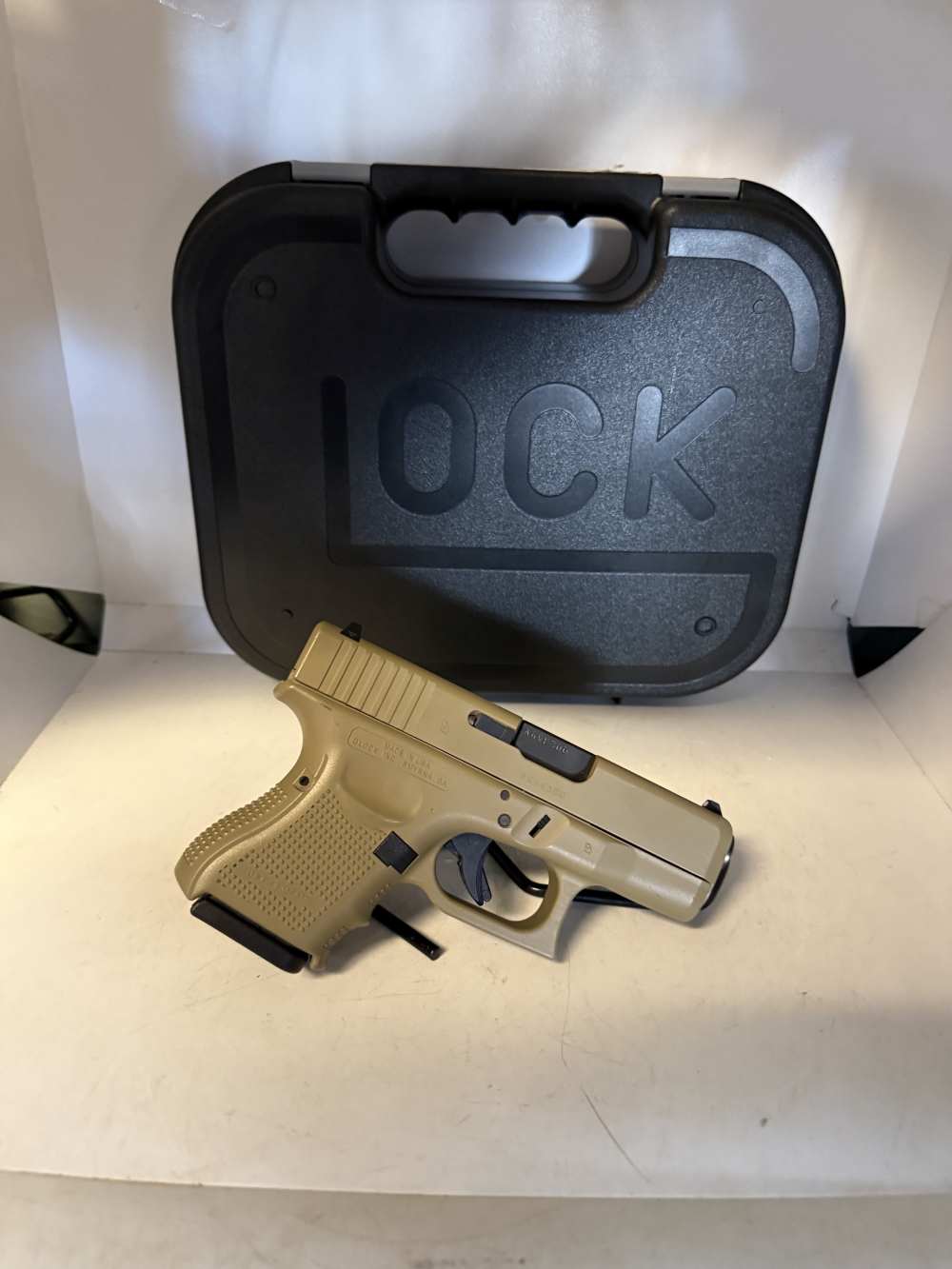Very Nice! Glock 26 9mm Gen 4. Original Box. 3, 10 Rounds Magazines-img-1