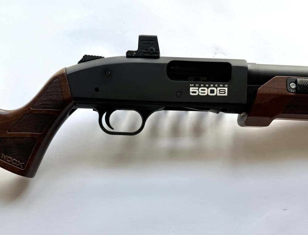 Mossberg 590S 12 Gauge – WOOX Furniture – Holosun EPS Green MRS-img-3