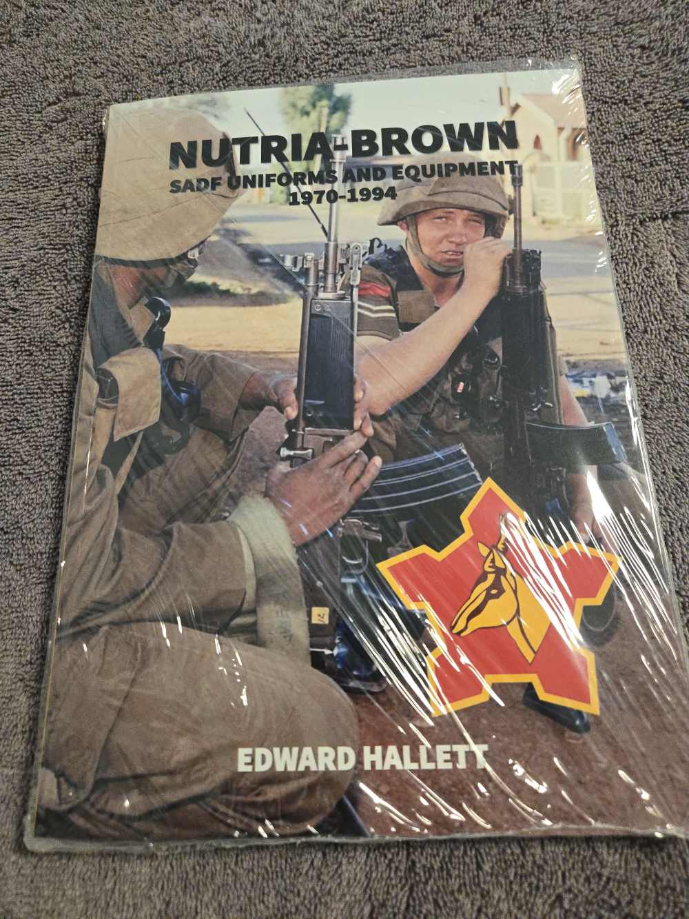 R1 R4 South African Military collectors reference book NUTRIA-BROWN-img-0