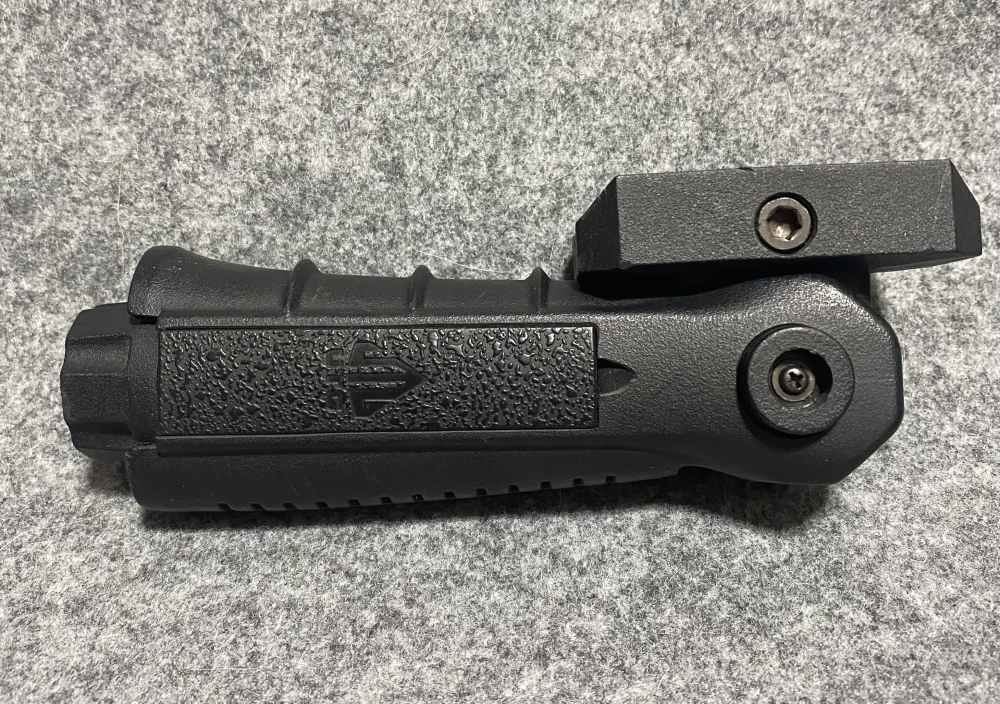 UTG Foregrip AR Collapsable with Storage-img-3