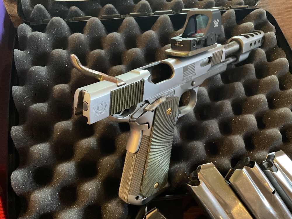 Caspian Custom  Ultimate Racer 38Suer Comp. Vortex Red Dot 5 Mags Ammo!-img-2