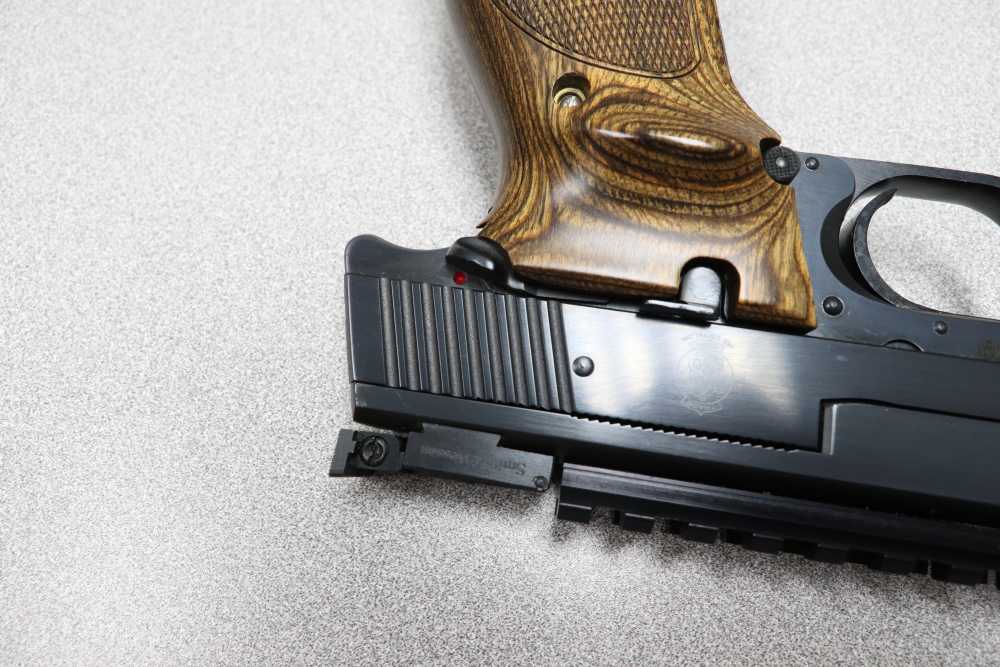 Smith & Wesson Model 41 .22 LR (5-1/2 inch barrel) with Picatinny rail -img-6