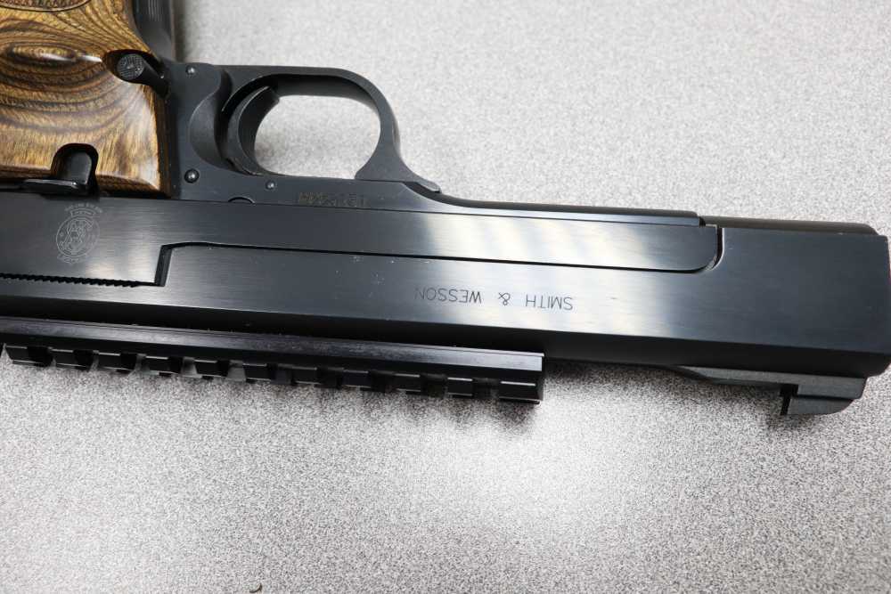 Smith & Wesson Model 41 .22 LR (5-1/2 inch barrel) with Picatinny rail -img-8