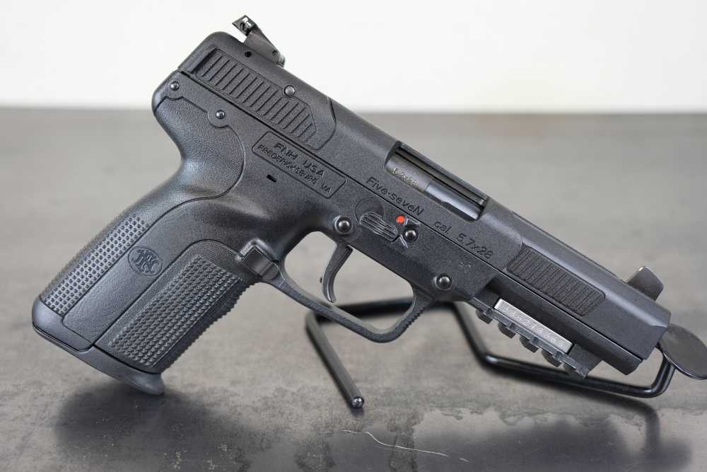 FN Five-seveN Mk II – 5.7x28mm | 3× 20-Round Magazines - Excellent Cond.-img-6