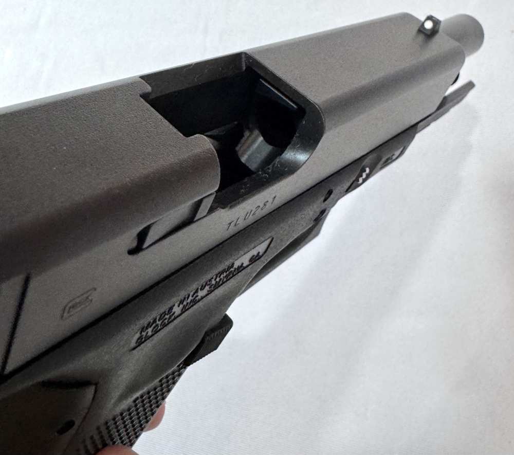 Glock 22 GEN 4 Pistol, 40S&W, 4.48" Barrel, 2x15 Round Magazines, Nice!-img-12