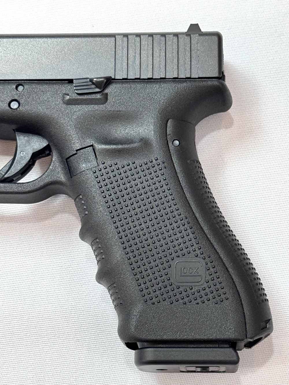 Glock 22 GEN 4 Pistol, 40S&W, 4.48" Barrel, 2x15 Round Magazines, Nice!-img-1