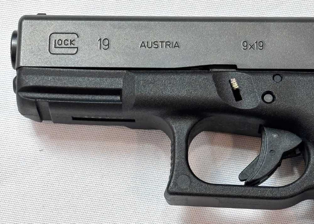 Glock 19 GEN 3 Pistol, 9mm, 4" Barrel, SIX Magazines!  Clean!-img-2