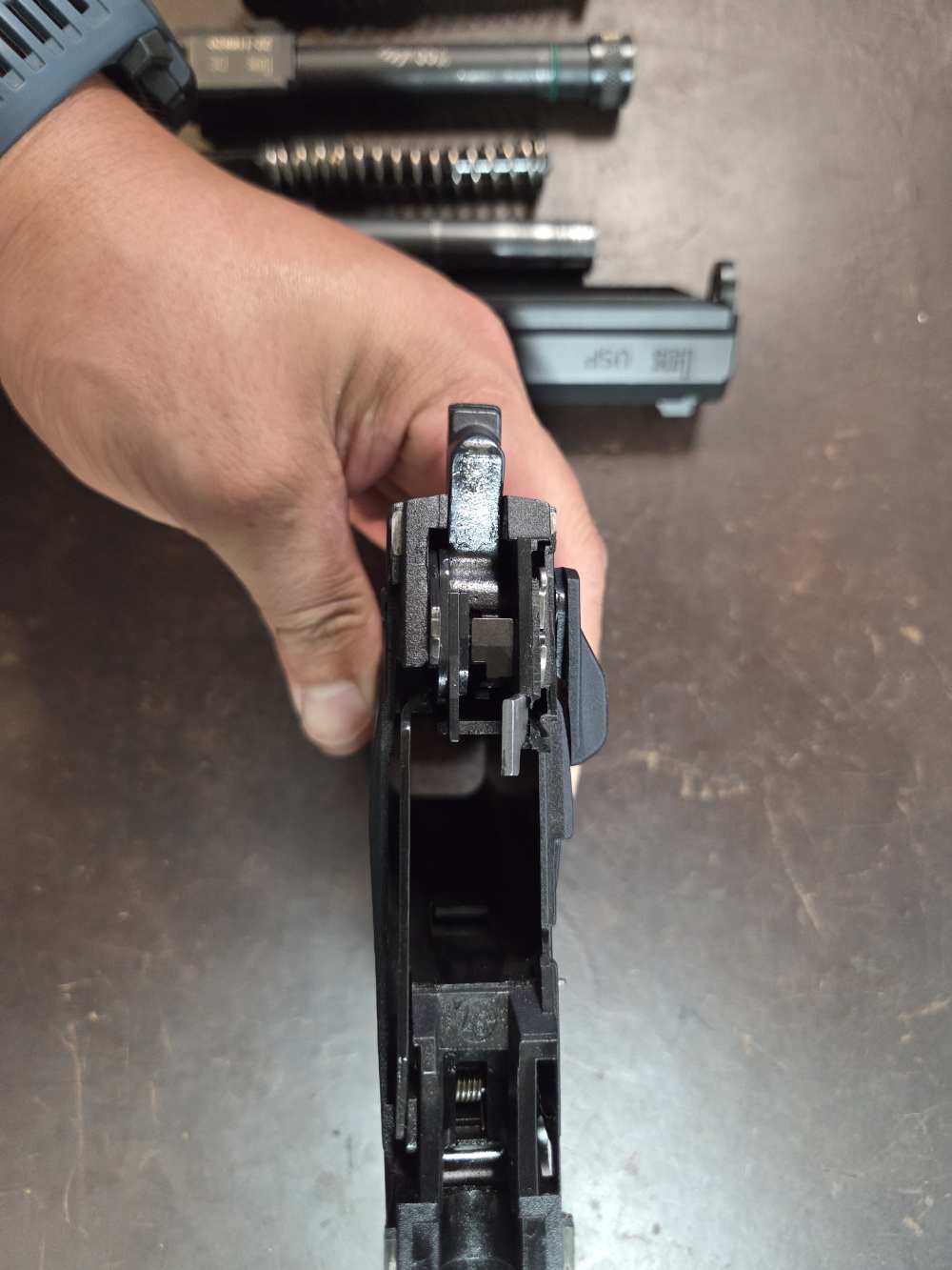 USP 40 for Sale. GREAT SHAPE. HK THREADED BARREL AND 5 (16RD ) MAGS!!!-img-7