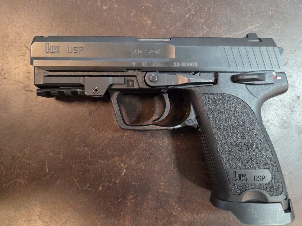 USP 40 for Sale. GREAT SHAPE. HK THREADED BARREL AND 5 (16RD ) MAGS!!!-img-1