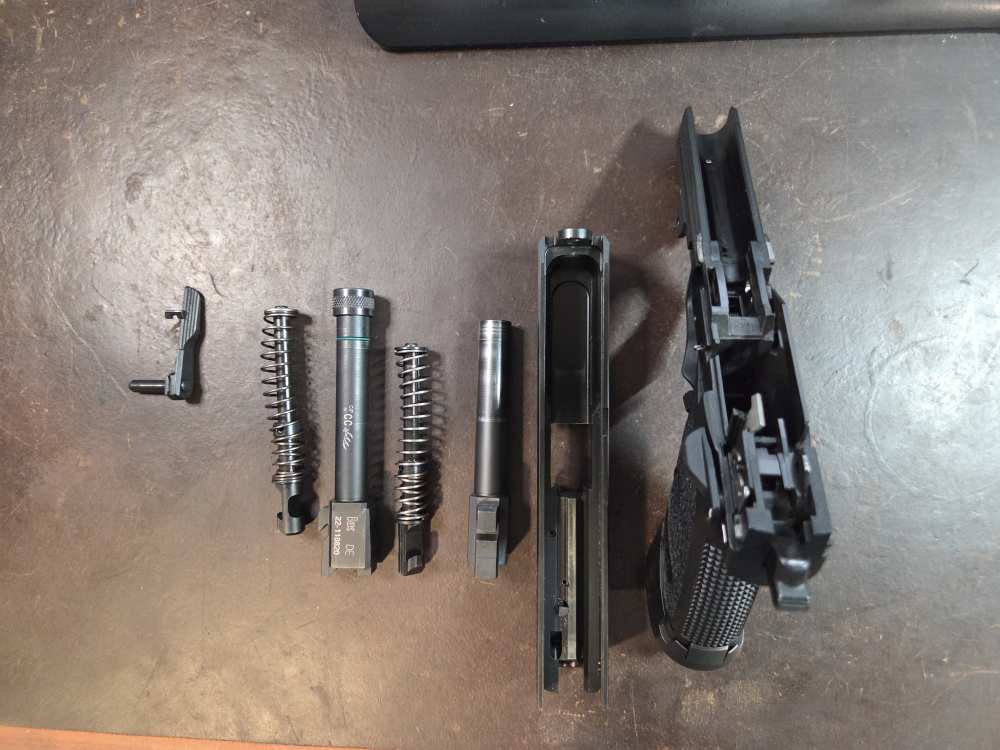 USP 40 for Sale. GREAT SHAPE. HK THREADED BARREL AND 5 (16RD ) MAGS!!!-img-6