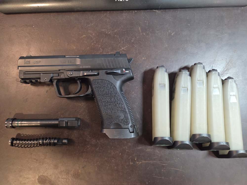 USP 40 for Sale. GREAT SHAPE. HK THREADED BARREL AND 5 (16RD ) MAGS!!!-img-0