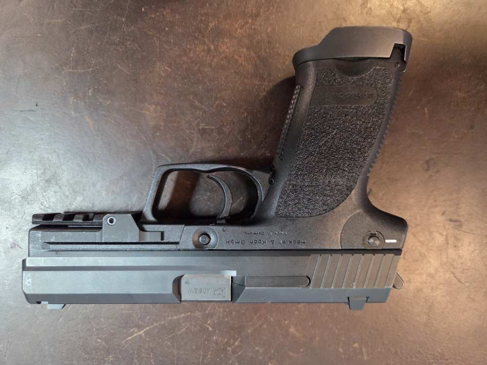USP 40 for Sale. GREAT SHAPE. HK THREADED BARREL AND 5 (16RD ) MAGS!!!-img-2