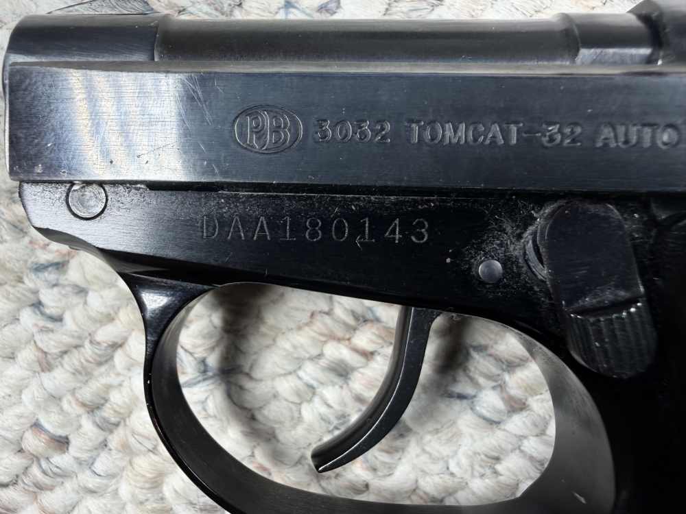 Beretta Tomcat .32 ACP Pistol (2) magazine, factory case, Manual -img-10