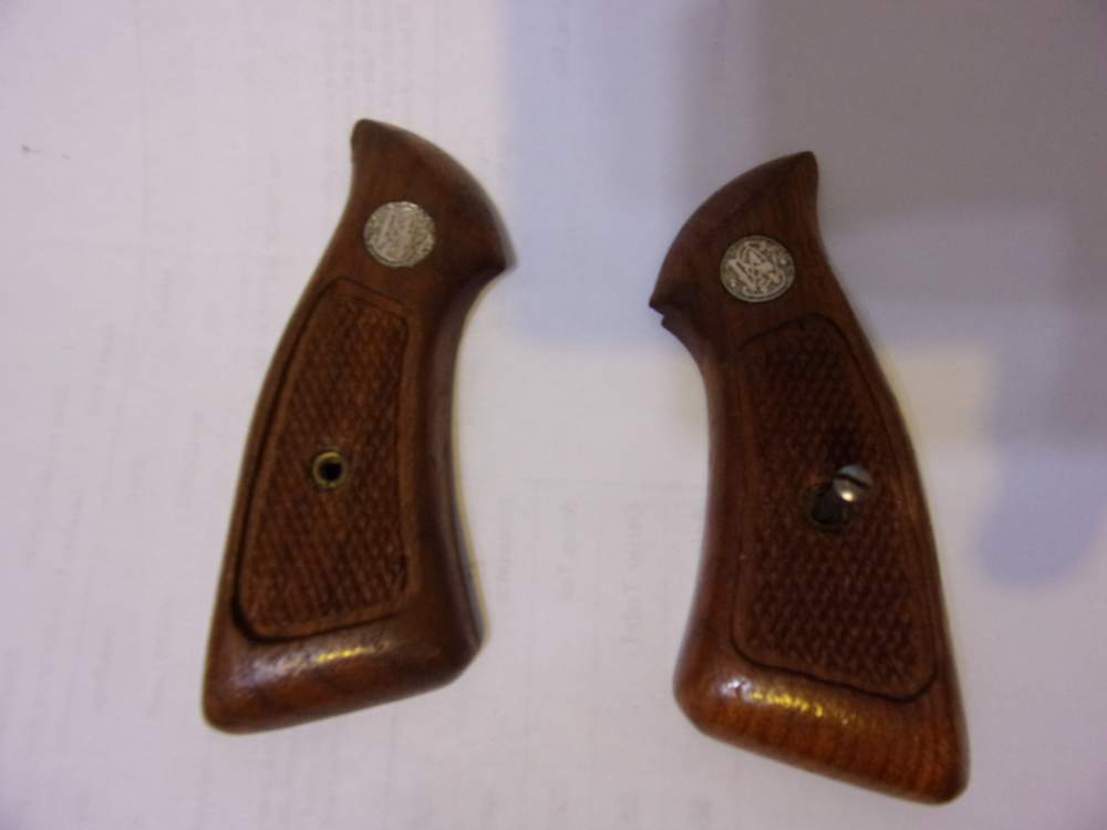 S&W J FRAME SQ.BUTT GRIPS LOOK ! REDUCED !-img-0
