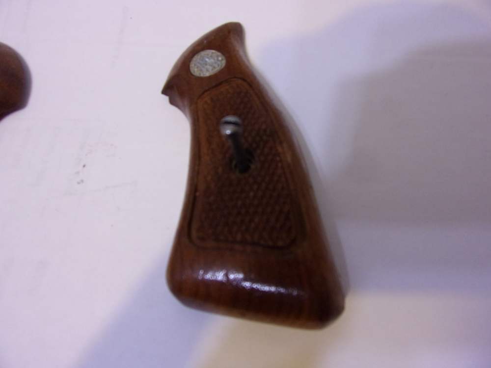 S&W J FRAME SQ.BUTT GRIPS LOOK ! REDUCED !-img-3