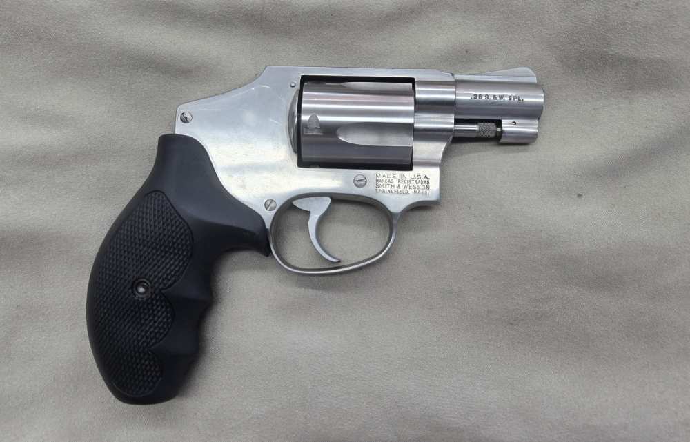 Smith and Wesson Model 640 38 Special 5 Shot  1.875" Barrel Good Condition -img-1