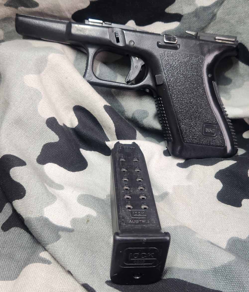 Glock 19 Gen 2 9MM Complete Frame Used 884DC 1-15Rnd mag inc. Hard To Find -img-2