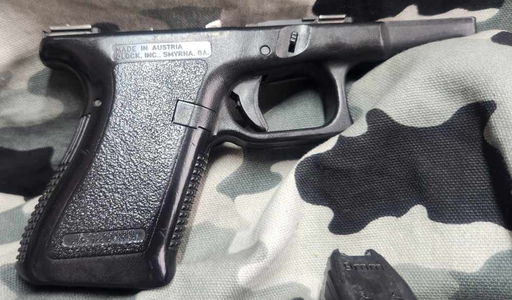 Glock 19 Gen 2 9MM Complete Frame Used 884DC 1-15Rnd mag inc. Hard To Find -img-1