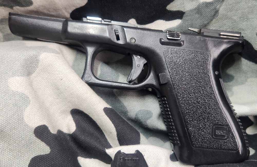Glock 19 Gen 2 9MM Complete Frame Used 884DC 1-15Rnd mag inc. Hard To Find -img-3