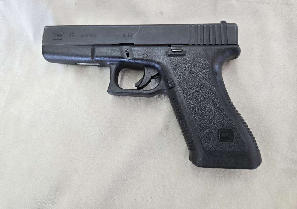 Glock 17 Gen 2 One Magazine Needs Front Sight 9mm Pistol  Priced to Sell-img-0