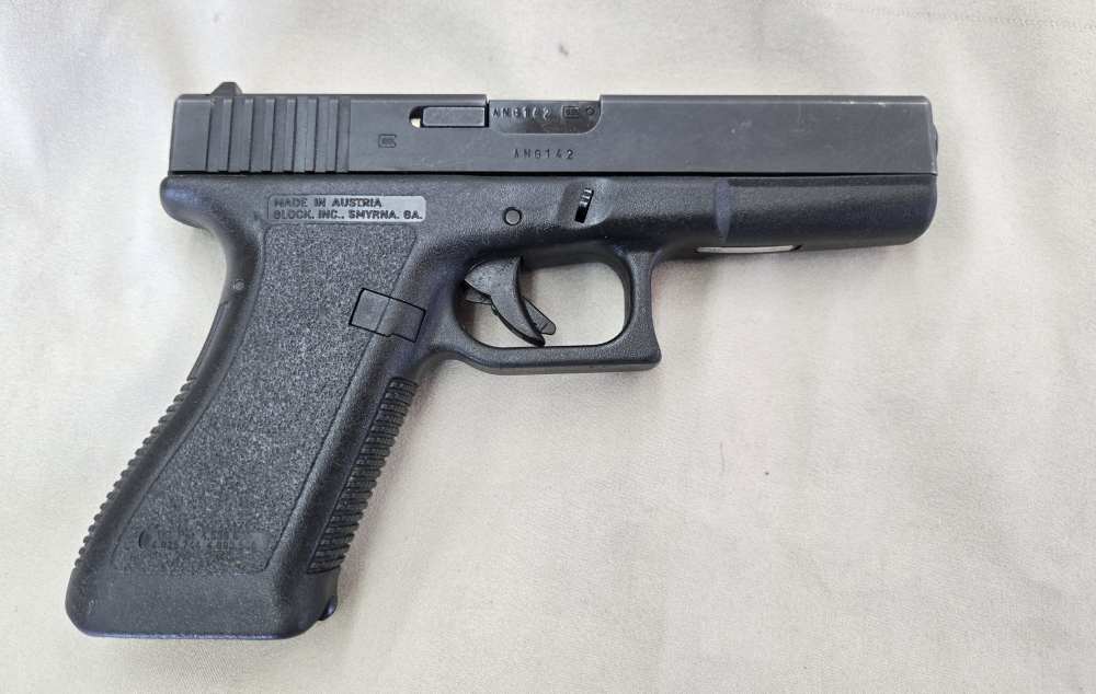Glock 17 Gen 2 One Magazine Needs Front Sight 9mm Pistol  Priced to Sell-img-1