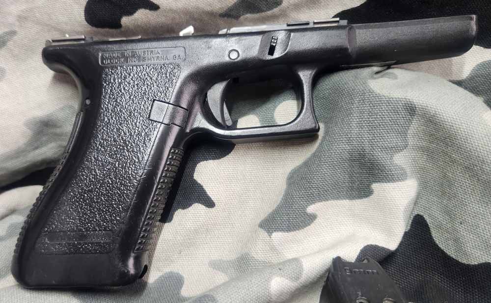 Glock 17 Gen 2 9MM Complete Frame Used 596DC 1-17Rnd mag inc. Hard To Find-img-1