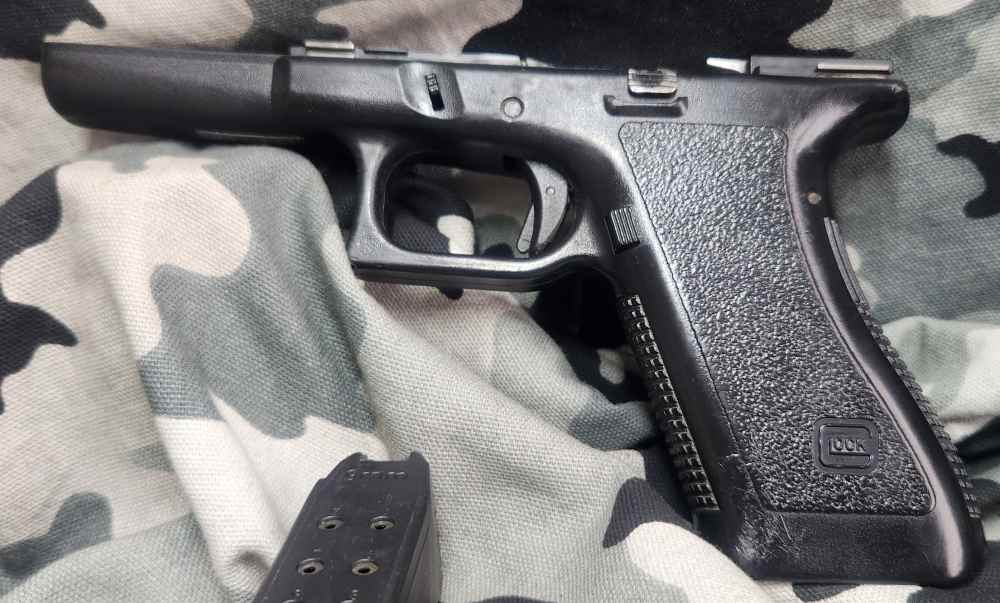 Glock 17 Gen 2 9MM Complete Frame Used 596DC 1-17Rnd mag inc. Hard To Find-img-4