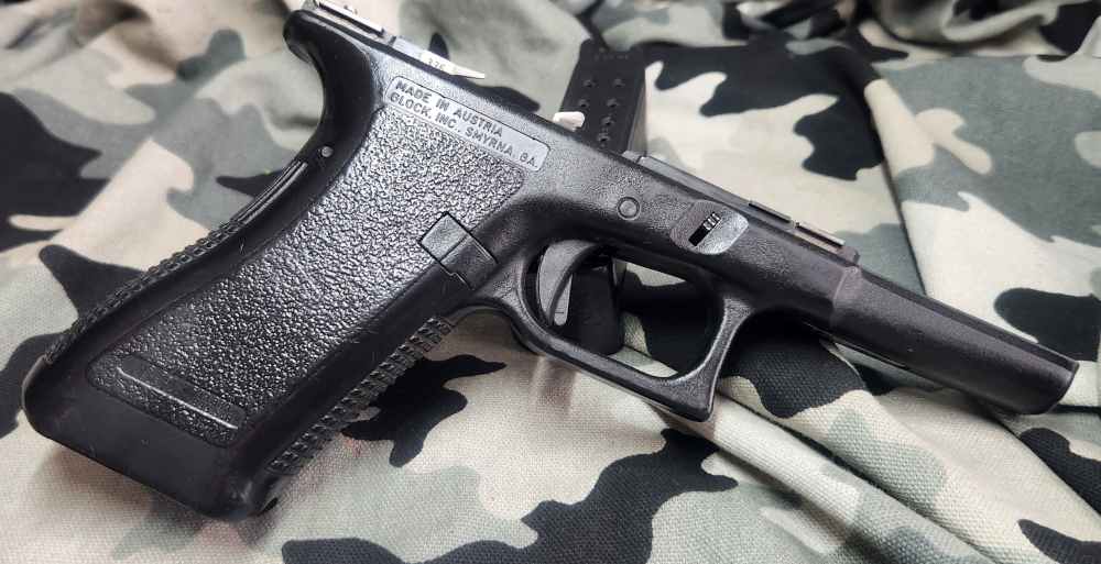 Glock 17 Gen 2 9MM Complete Frame Used 596DC 1-17Rnd mag inc. Hard To Find-img-6