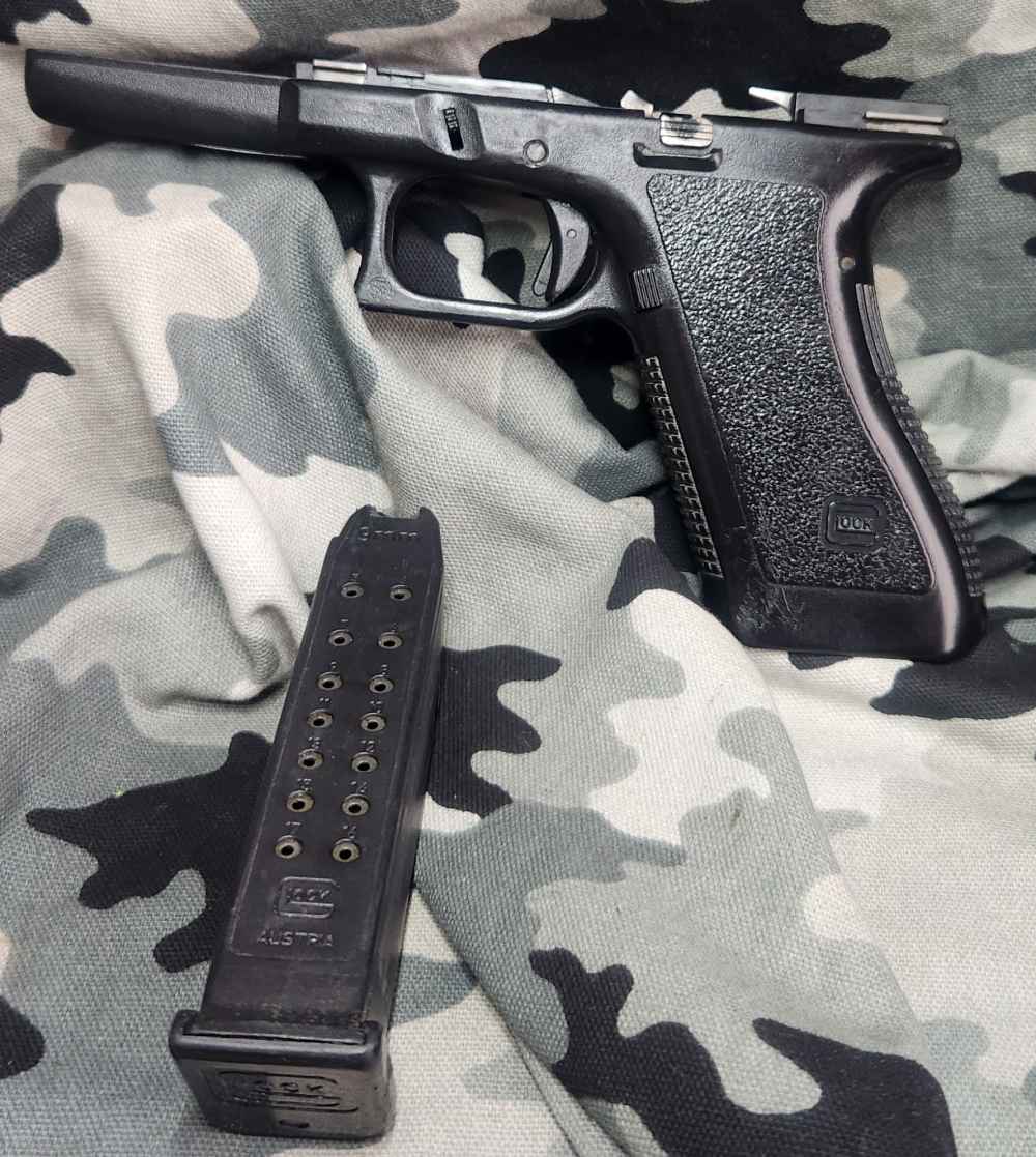 Glock 17 Gen 2 9MM Complete Frame Used 596DC 1-17Rnd mag inc. Hard To Find-img-3