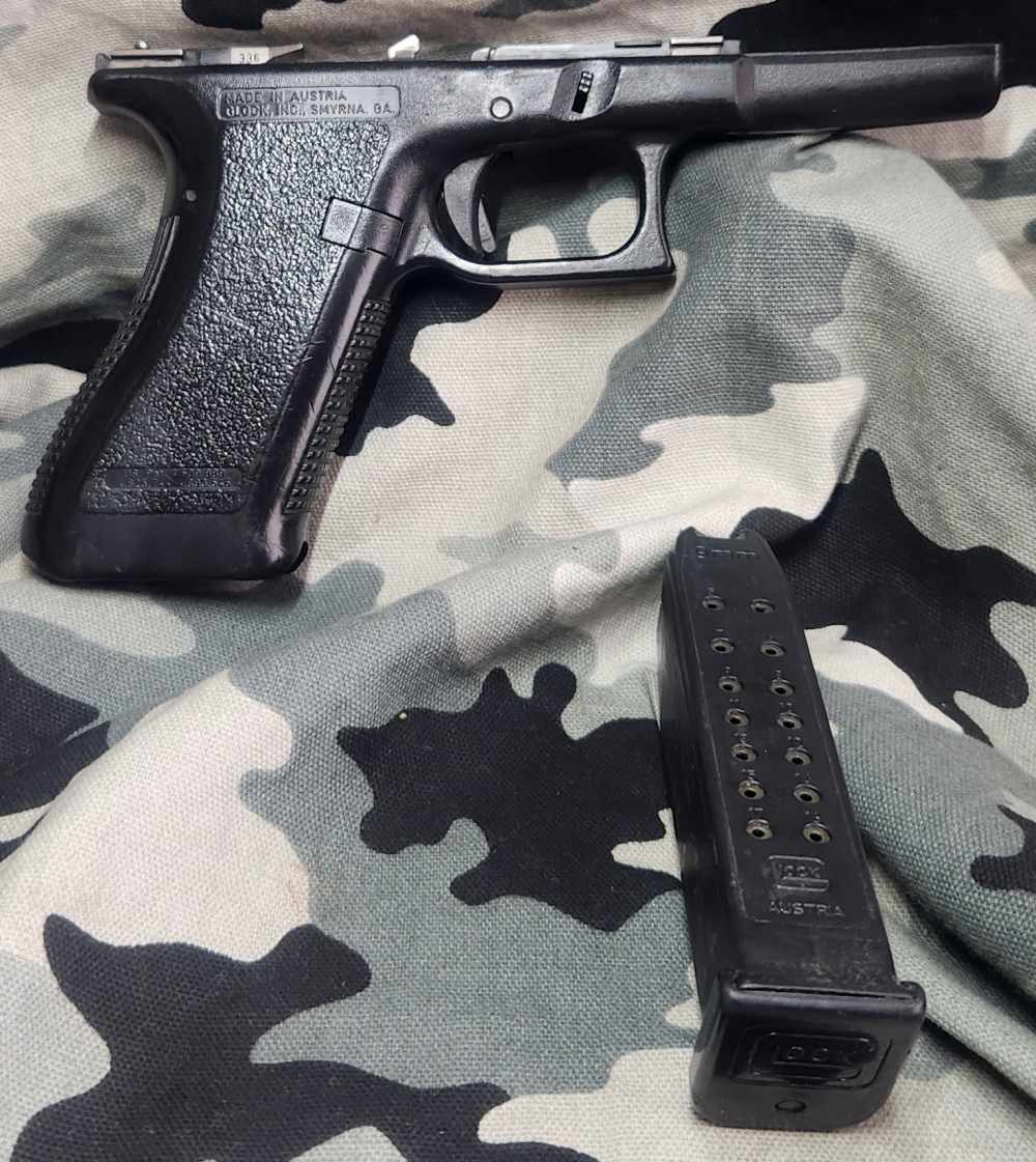 Glock 17 Gen 2 9MM Complete Frame Used 596DC 1-17Rnd mag inc. Hard To Find-img-0
