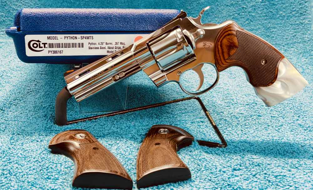 MAGNIFICENT COLT PYTHON high polish 4.25” barrel-img-32