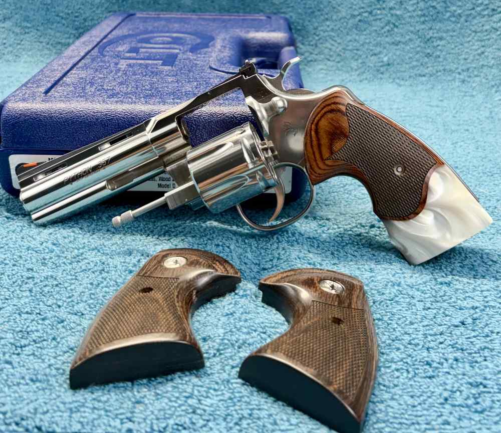 MAGNIFICENT COLT PYTHON high polish 4.25” barrel-img-23